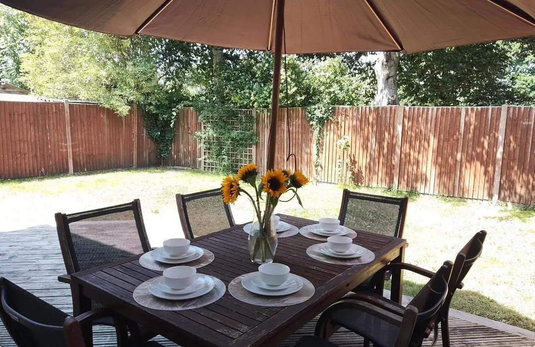 Lovely 3 Bedroom House With Garden, Parking , Wi-Fi, Smart Tv, Close To The Beach, Shops, Hospital, Airport, Contractors Welcome-1