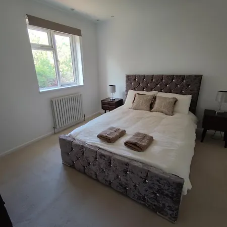 Lovely 3 Bedroom House With Garden, Parking , Wi-Fi, Smart Tv, Close To The Beach, Shops, Hospital, Airport, Contractors Welcome-2
