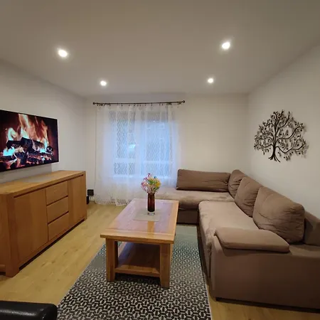 Lovely 3 Bedroom House With Garden, Parking , Wi-Fi, Smart Tv, Close To The Beach, Shops, Hospital, Airport, Contractors Welcome-3